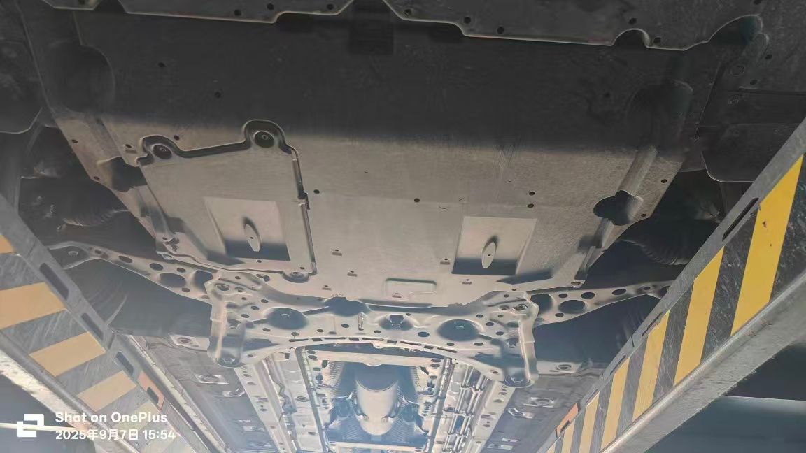 Автомобиль снизу — в кадре дата 7 сентября 2025 года