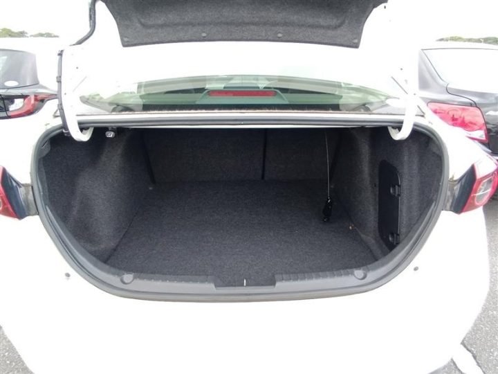 Открытый багажник Mazda Axela