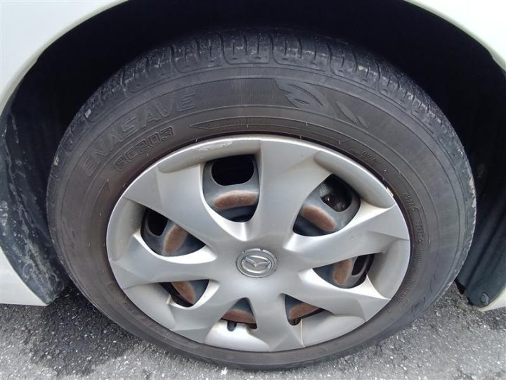 Колесо и шина Mazda Axela крупным планом