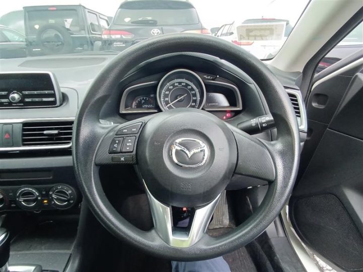 Руль, приборная панель и центральная консоль Mazda Axela