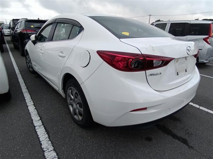 Mazda Axela на стоянке, вид сзади слева