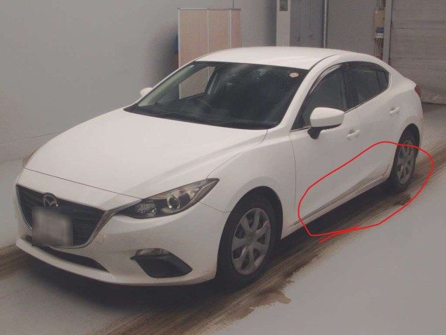 Белая Mazda Axela на аукционном фото, вид спереди слева