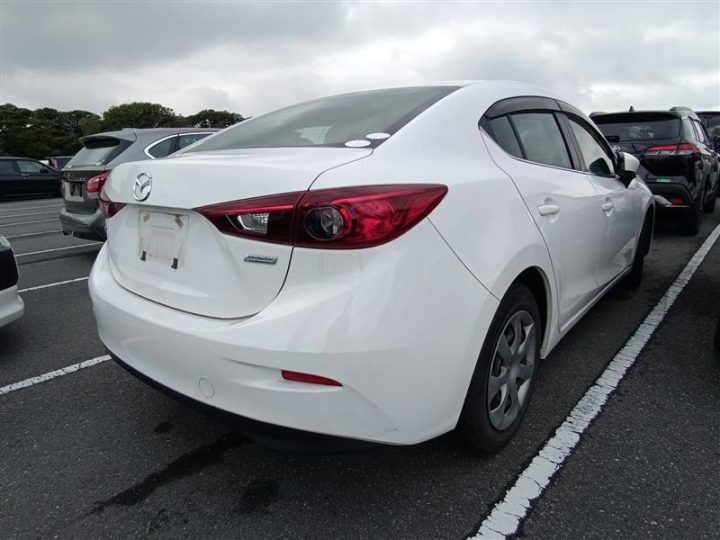 Mazda Axela на стоянке, вид сзади справа
