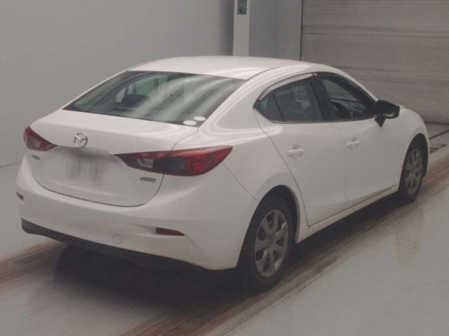 Белая Mazda Axela на аукционном фото, вид сзади справа