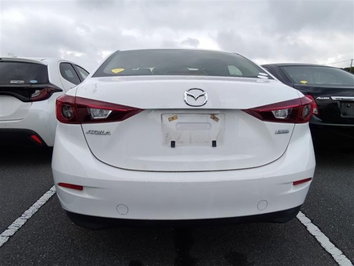 Mazda Axela на стоянке, прямой вид сзади