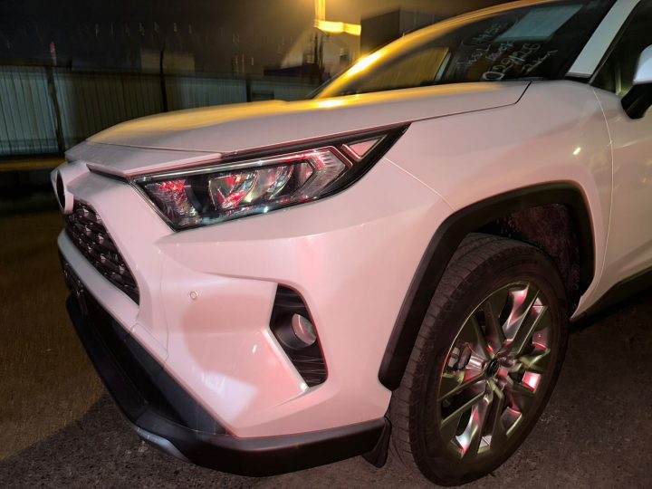 Два лота и жемчужный RAV4: как мы выбирали автомобиль для Александра