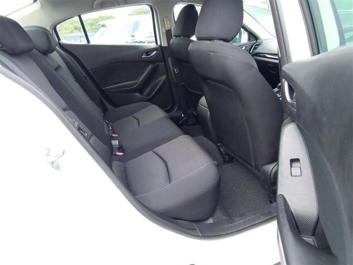 Задний ряд сидений Mazda Axela